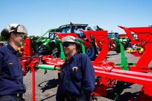 Menchaniker reparieren einen Traktor